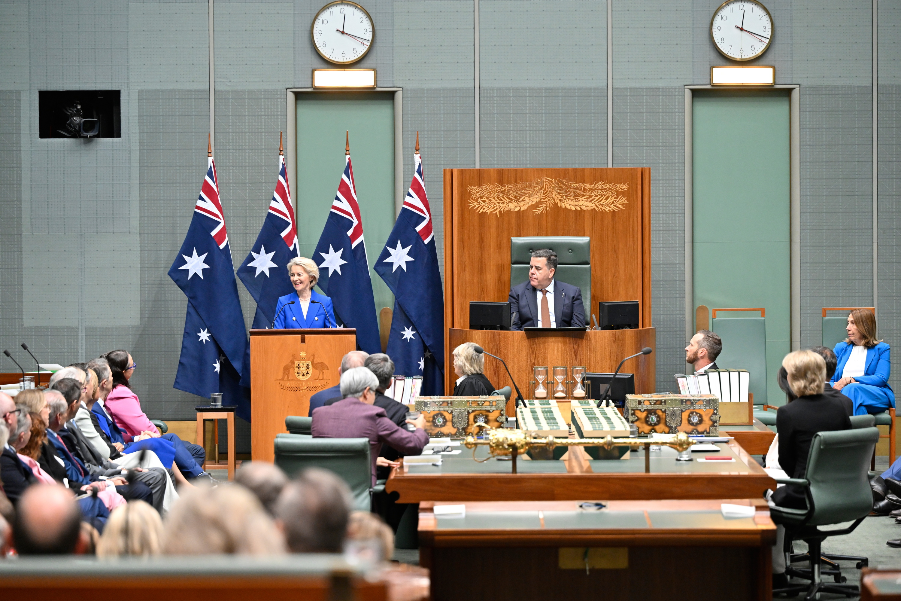 A wide view of the House of Representatives shows Ursula von der Leyen speaking at the lectern, with Members and Senators seated and listening.