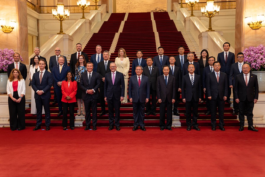 he Hon Anthony Albanese, Prime Minister of Australia standing with Premier Li Qiang and a large group of other 8th Australia-China CEO Roundtable attendees, also standing alongside each other for a group photo.