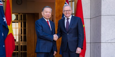 Prime Minister Anthony Albanese and General Secretary and President of the Socialist Republic of Vietnam To Lam shaking hands.
