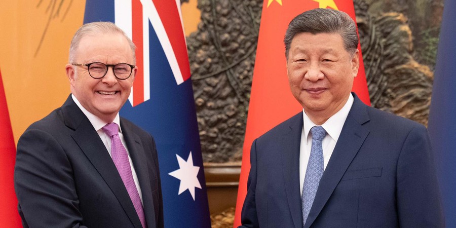 rime Minister Anthony Albanese and President Xi Jinping in front of the flags of Australia and the People's Republic of China.