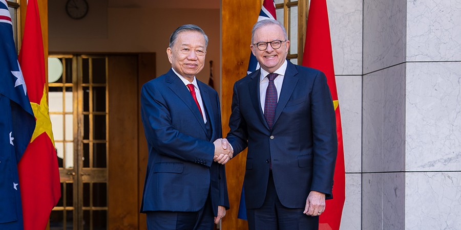 Prime Minister Anthony Albanese and General Secretary and President of the Socialist Republic of Vietnam To Lam shaking hands.